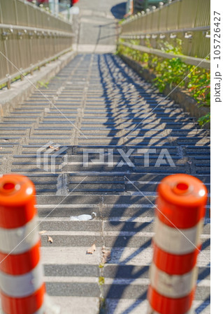 横断歩道　下る 105726427