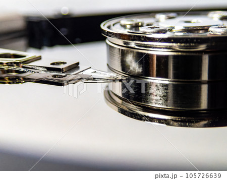 資料素材　ハードディスク内部のクローズアップ 105726639