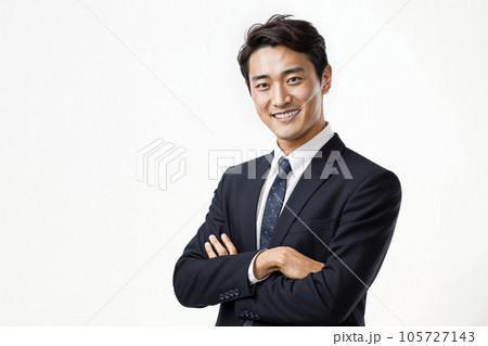 白背景で腕組みをするアジア人ビジネスマン、生成AI 105727143