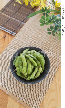 生の枝豆(茹でていない) 105727168