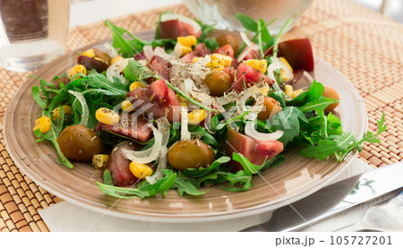 Fresh vegetarian healthy vegetable salad with arugula 105727201