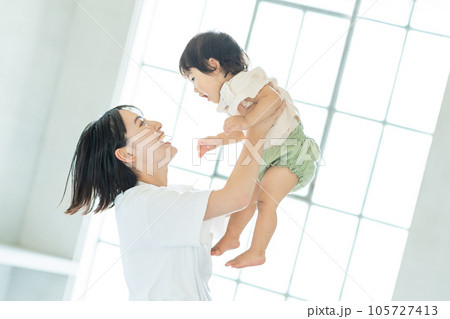 赤ちゃん 親子 若いママ 赤ちゃん 親子 若いママ 105727413