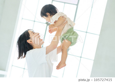 幼い娘を見つめる母親 幼い娘を見つめる母親 105727415