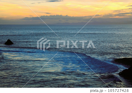 海に沈む夕日 105727428