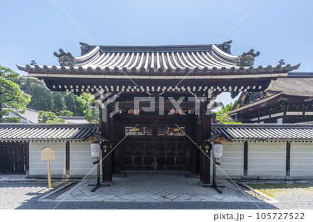 京都　泉涌寺　勅使門 105727522