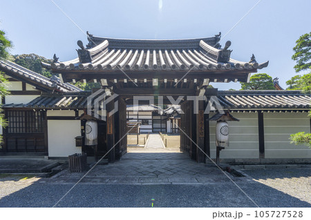 京都　泉涌寺　本坊へ向かう門 105727528