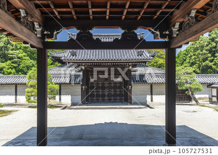 京都　泉涌寺　御座所から勅使門を望む 105727531