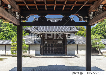 京都 泉涌寺 御座所から勅使門を望む 京都 泉涌寺 御座所から勅使門を望む 105727532