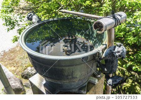 京都　泉涌寺　御座所庭園にある水鉢 105727533