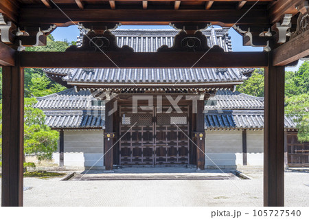 京都　泉涌寺　御座所から勅使門を望む 105727540