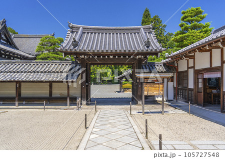 京都　泉涌寺本坊　門 105727548
