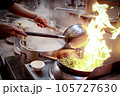 プロのキッチン中華鍋と火 105727630