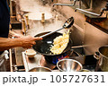 中華鍋でチャーハンを煽る 105727631