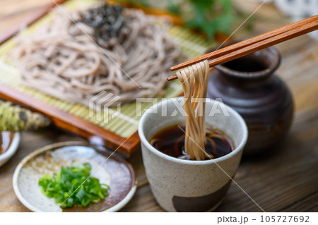 蕎麦 ざるそばを食べる 本わさびを添えて ざるそば ざる蕎麦 蕎麦 ざるそばを食べる 本わさびを添えて ざるそば ざる蕎麦 105727692