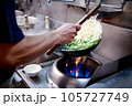 厨房で野菜炒め中華鍋 105727749