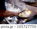 厨房で野菜炒め中華鍋で煽る 105727750