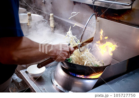 厨房で野菜炒め中華鍋で煽る 105727750
