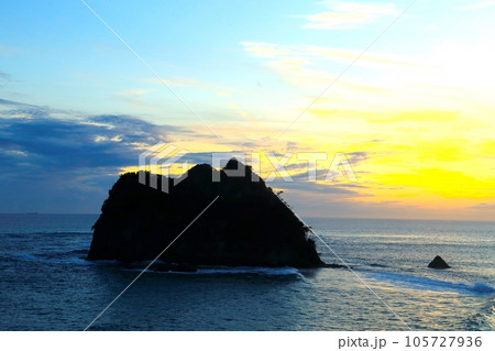 海に浮かぶ島と綺麗な夕陽、トンボロ海岸 海に浮かぶ島と綺麗な夕陽、トンボロ海岸 105727936
