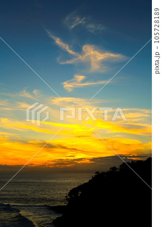 海に沈む太陽、美しい雲 海に沈む太陽、美しい雲 105728189