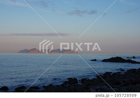 徳島県阿南市　蒲生田岬から伊島を望む 105728509