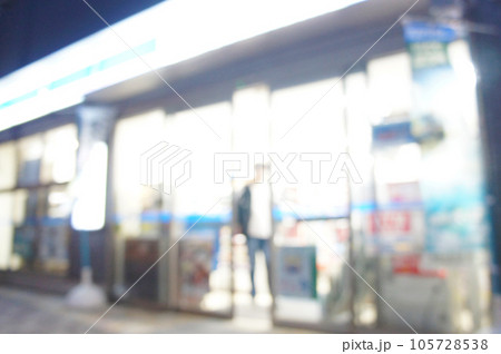 深夜のコンビニから出てくる男性(ぼかし) 深夜のコンビニから出てくる男性(ぼかし) 105728538