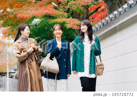 紅葉シーズンに京都を観光する女性3人組 105728772