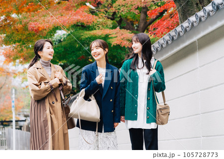 紅葉シーズンに京都を観光する女性3人組 105728773
