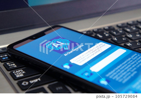 ノートパソコン上のスマホでチャットAI 105729084