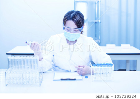 検査をする人　実験する若い研究者　マイクロピペットを使う研究員　サイエンスイメージ　イメージ素材 105729224