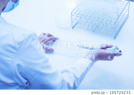 検査をする人　実験する若い研究者　マイクロピペットを使う研究員　サイエンスイメージ　イメージ素材 105729233