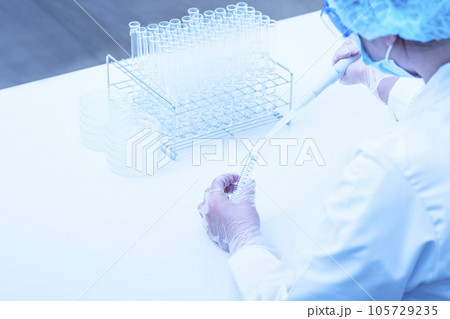 検査をする人 実験する若い研究者 マイクロピペットを使う研究員 サイエンスイメージ イメージ素材 検査をする人 実験する若い研究者 マイクロピペットを使う研究員 サイエンスイメージ イメージ素材 105729235