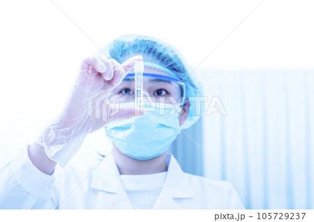 検査をする人　実験する若い研究者　マイクロピペットを使う研究員　サイエンスイメージ　イメージ素材 105729237