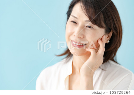 女性　ミドル　ビューティー 105729264