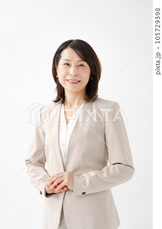 ビジネス シニア 女性 ビジネス シニア 女性 105729398