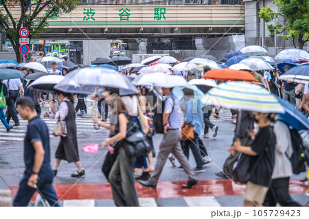日本の東京都市景観 ゲリラ雷雨…台風接近の影響で“傘の華”。渋谷はマ無し、感染爆発はない＝8月9日 105729423