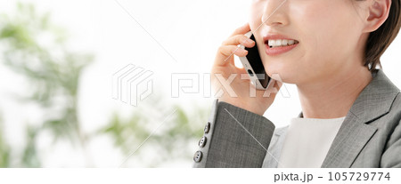 女性 ビジネス スマートフォン 女性 ビジネス スマートフォン 105729774