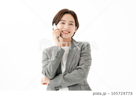 女性　ビジネス　スマートフォン 105729778