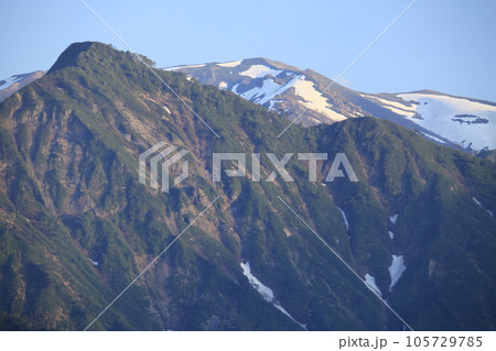 緑の山肌と残雪の飯豊連峰　樽口峠より 105729785
