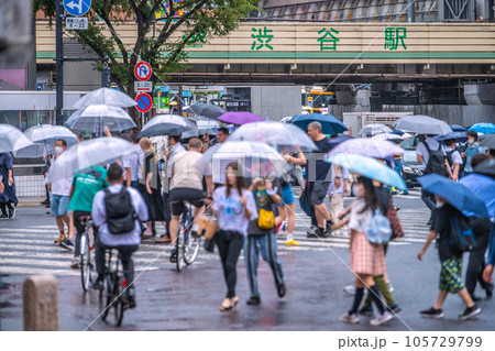 日本の東京都市景観 ゲリラ雷雨…台風接近の影響で“傘の華”。渋谷はマ無し、感染爆発はない＝8月9日 105729799