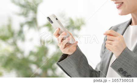 ビジネス　女性　スマホ　検索 105730018