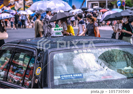 日本の東京都市景観 ゲリラ雷雨…太陽（映り込み）があるが雨…渋谷はマ無し、感染爆発はない＝8月9日 105730560