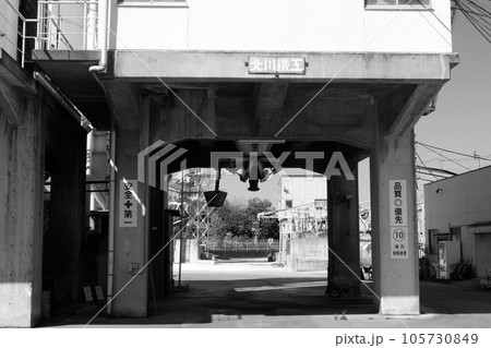 セメント工場の積み込みホッパー 105730849