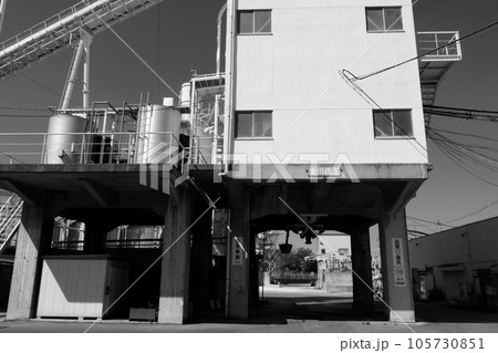セメント工場の積み込みホッパー 105730851