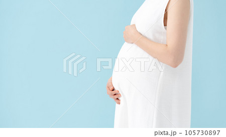 マタニティー　ブルーバック 105730897