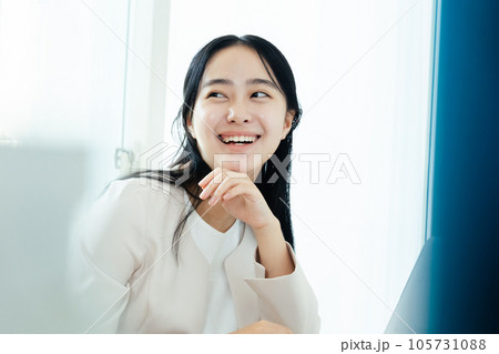 パソコンに向かう若い女性 パソコンに向かう若い女性 105731088