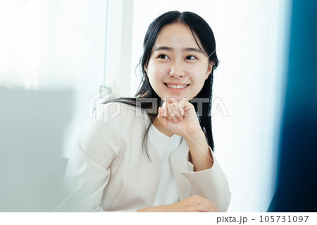 パソコンに向かう若い女性 パソコンに向かう若い女性 105731097