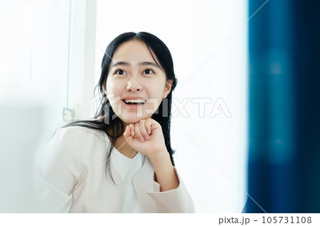パソコンに向かう若い女性 パソコンに向かう若い女性 105731108