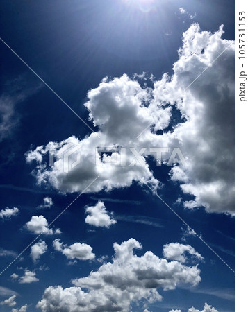 ≪縦長≫ 青空と太陽光線 ≪縦長≫ 青空と太陽光線 105731153