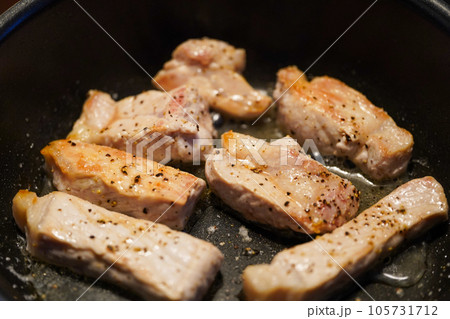 フライパンで焼いてる豚肉 105731712