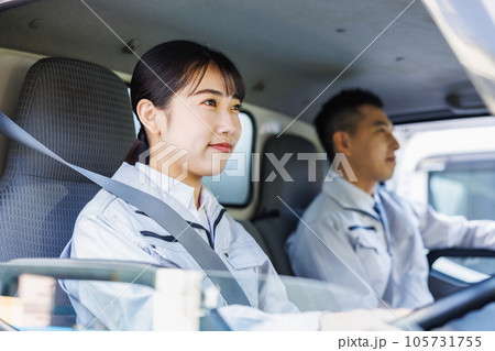 トラックを運転する配送スタッフ 105731755